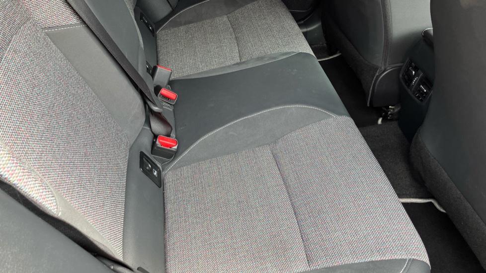 Toyota Corolla 2.0 Hybrid Design 5dr CVT Hybrid Hatchback - Image 17