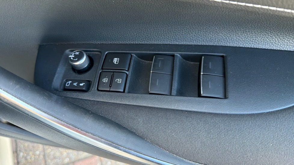 Toyota Corolla 2.0 VVT-i Hybrid Design 5dr CVT Hybrid Hatchback - Image 35