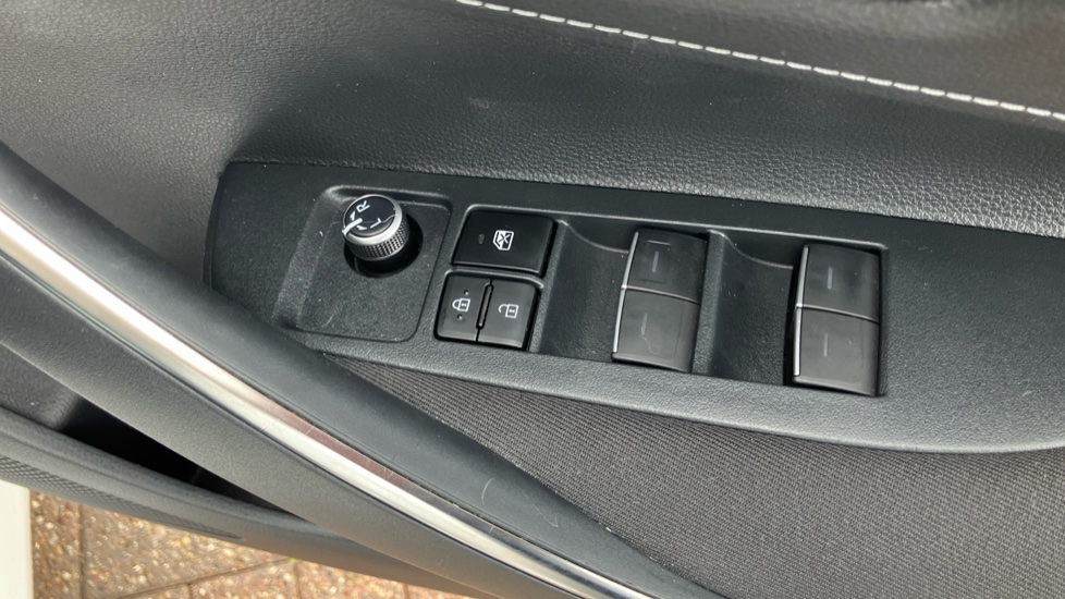 Toyota Corolla 1.8 VVT-i Hybrid Icon Tech 5dr CVT Hybrid Estate - Image 35