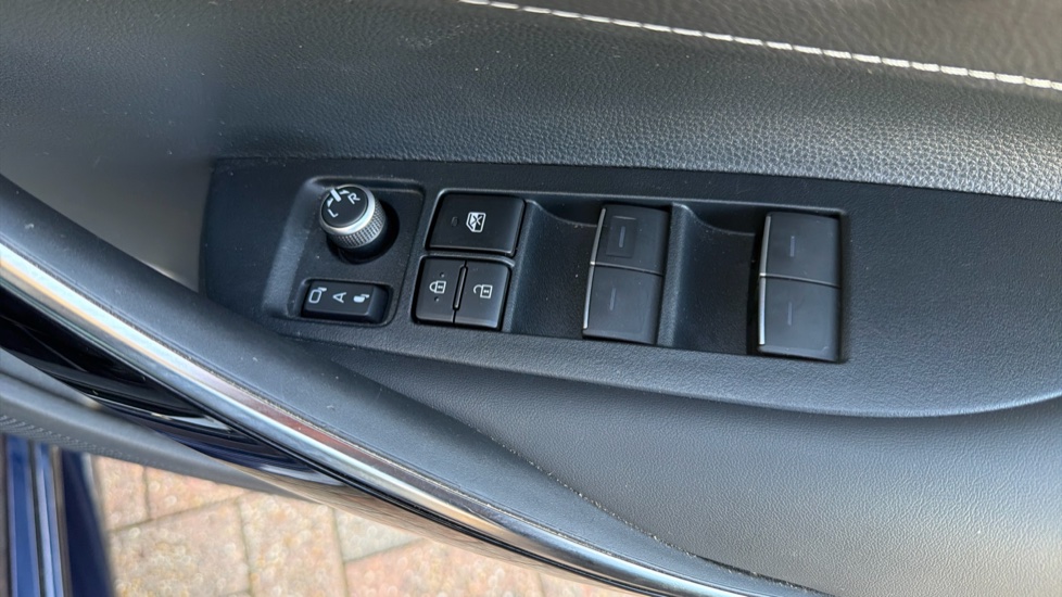 Toyota Corolla 2.0 Hybrid Excel 5dr CVT Hybrid Hatchback - Image 35