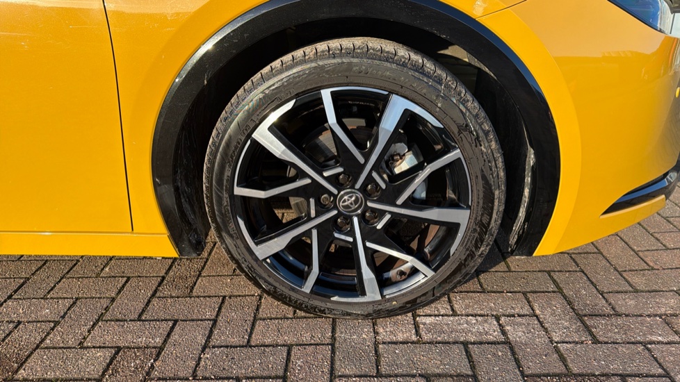 Toyota Prius 2.0 PHEV Excel 5dr CVT Hatchback - Image 33