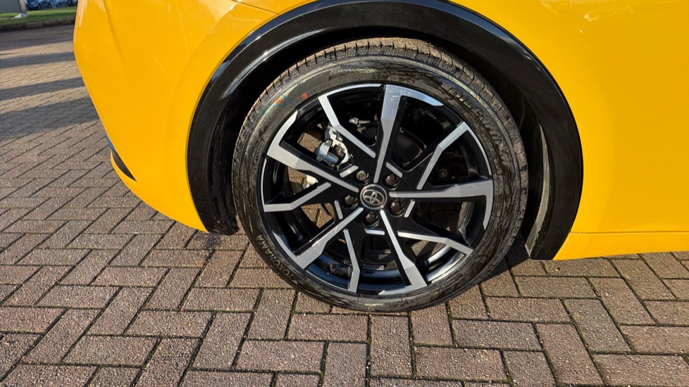 Toyota Prius 2.0 PHEV Excel 5dr CVT Hatchback - Image 34
