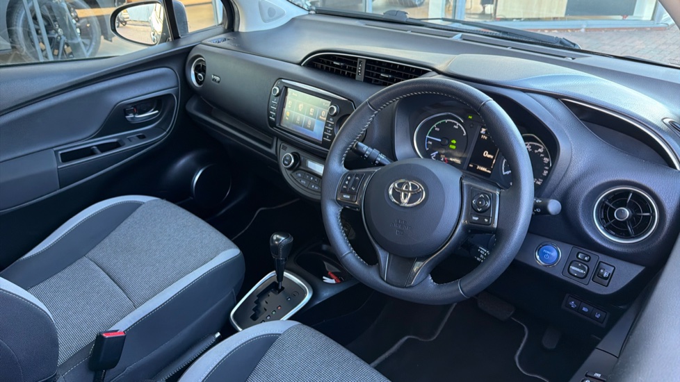 Toyota Yaris 1.5 Hybrid Y20 5dr CVT [Bi-tone] Hybrid Hatchback - Image 6