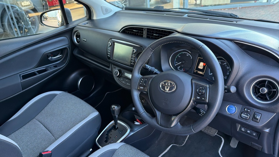 Toyota Yaris 1.5 Hybrid Y20 5dr CVT [Bi-tone] Hybrid Hatchback - Image 34