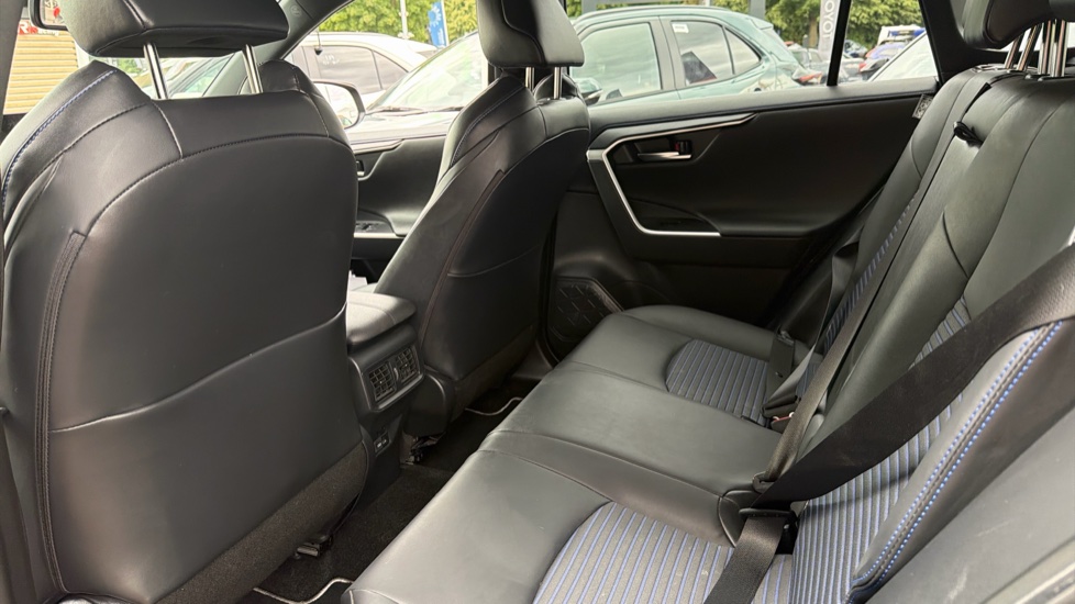 Toyota RAV4 2.5 VVT-i Hybrid Dynamic 5dr CVT 2WD Hybrid Estate - Image 15