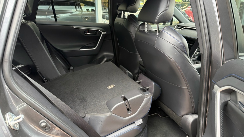 Toyota RAV4 2.5 VVT-i Hybrid Dynamic 5dr CVT 2WD Hybrid Estate - Image 18