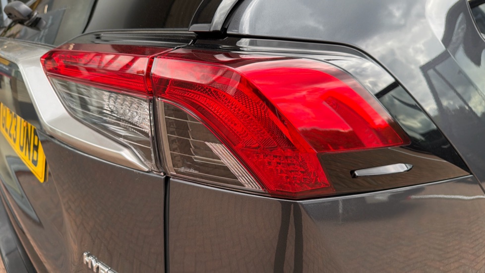 Toyota RAV4 2.5 VVT-i Hybrid Dynamic 5dr CVT 2WD Hybrid Estate - Image 21