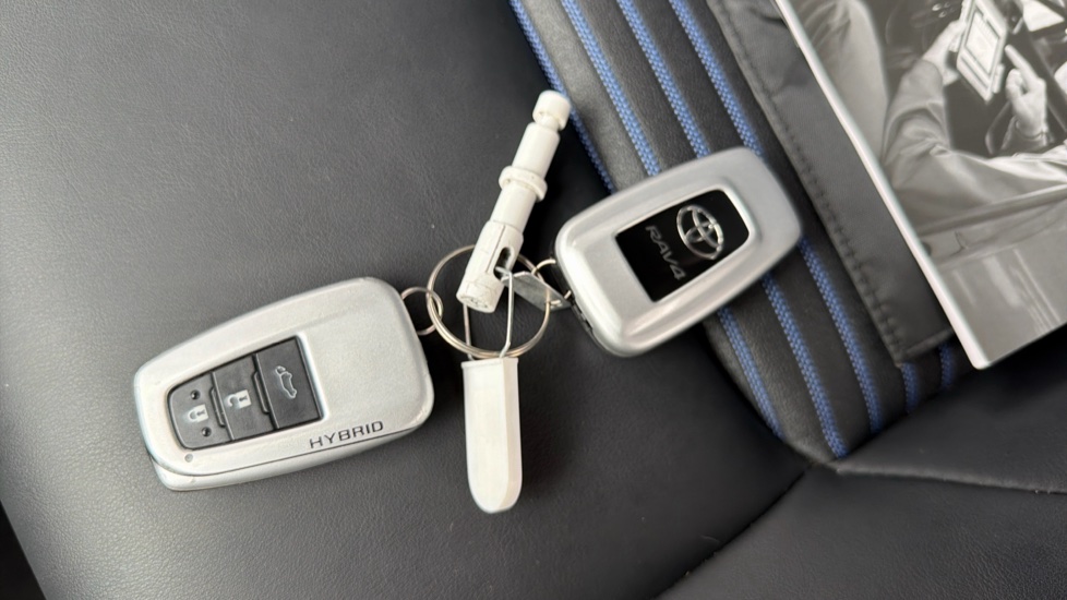 Toyota RAV4 2.5 VVT-i Hybrid Dynamic 5dr CVT 2WD Hybrid Estate - Image 28