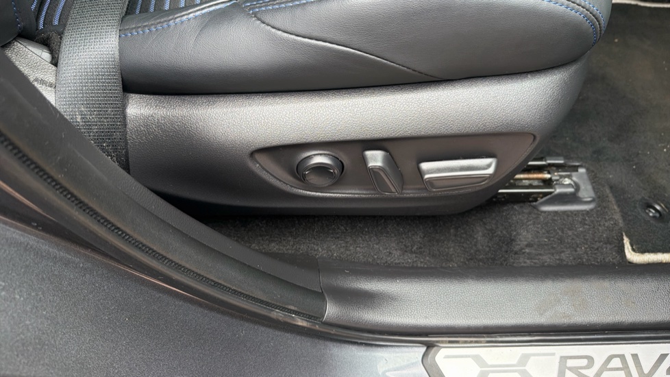 Toyota RAV4 2.5 VVT-i Hybrid Dynamic 5dr CVT 2WD Hybrid Estate - Image 36