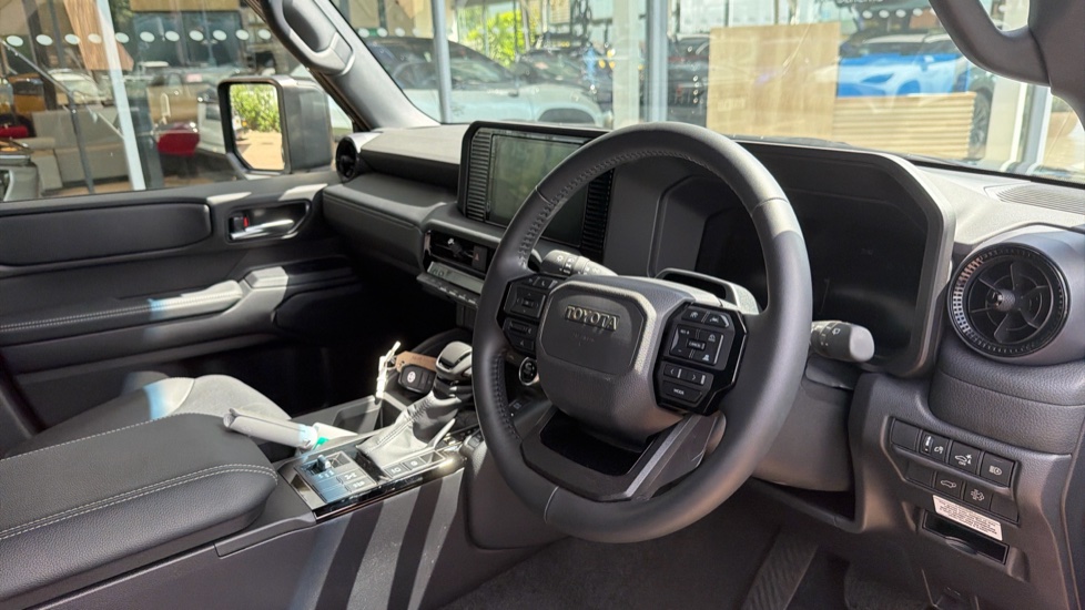 Toyota Land Cruiser Diesel 2.8D 205 Commercial Auto - Image 6