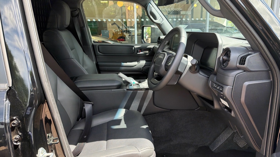 Toyota Land Cruiser Diesel 2.8D 205 Commercial Auto - Image 12