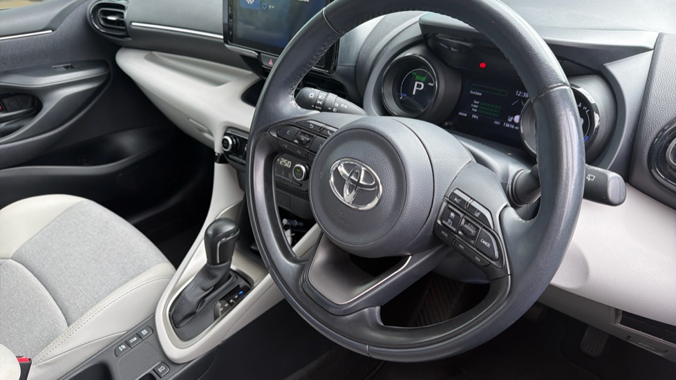 Toyota Yaris 1.5 Hybrid Excel 5dr CVT Hybrid Hatchback - Image 10