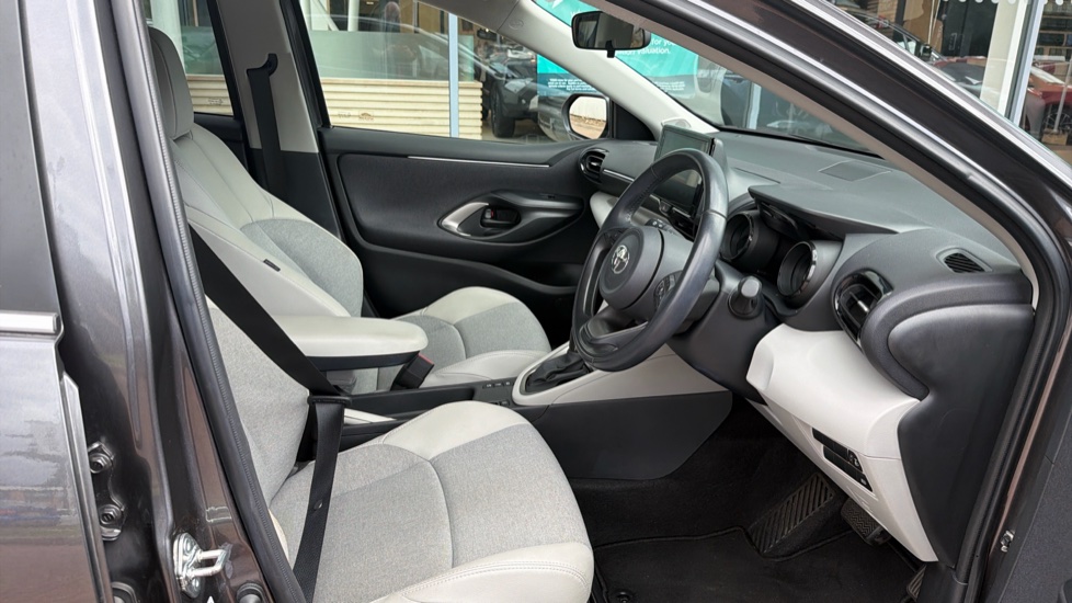 Toyota Yaris 1.5 Hybrid Excel 5dr CVT Hybrid Hatchback - Image 12
