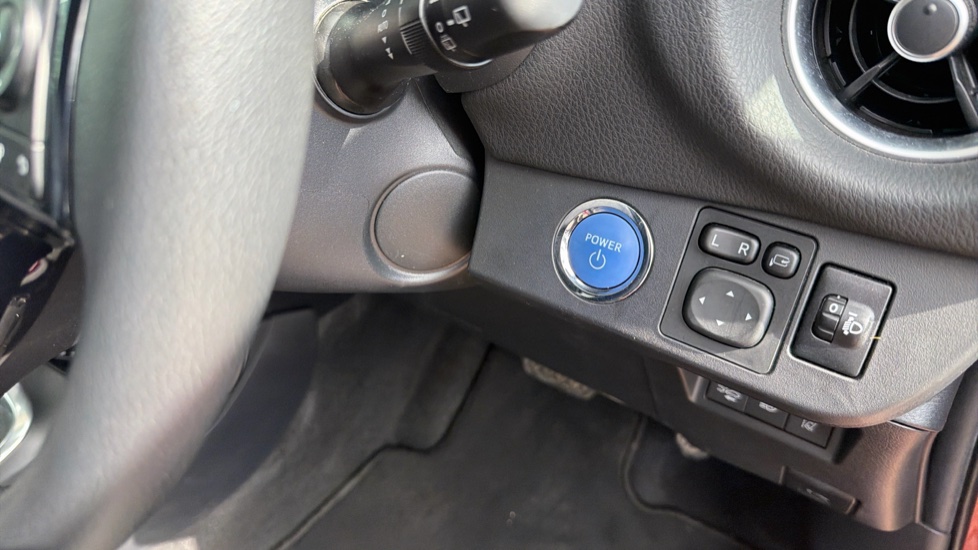 Toyota Yaris 1.5 Hybrid Excel TSS 5dr CVT Hybrid Hatchback - Image 16