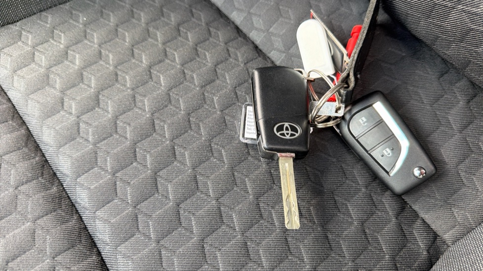 Toyota Yaris 1.5 Hybrid Design 5dr CVT Hybrid Hatchback - Image 28