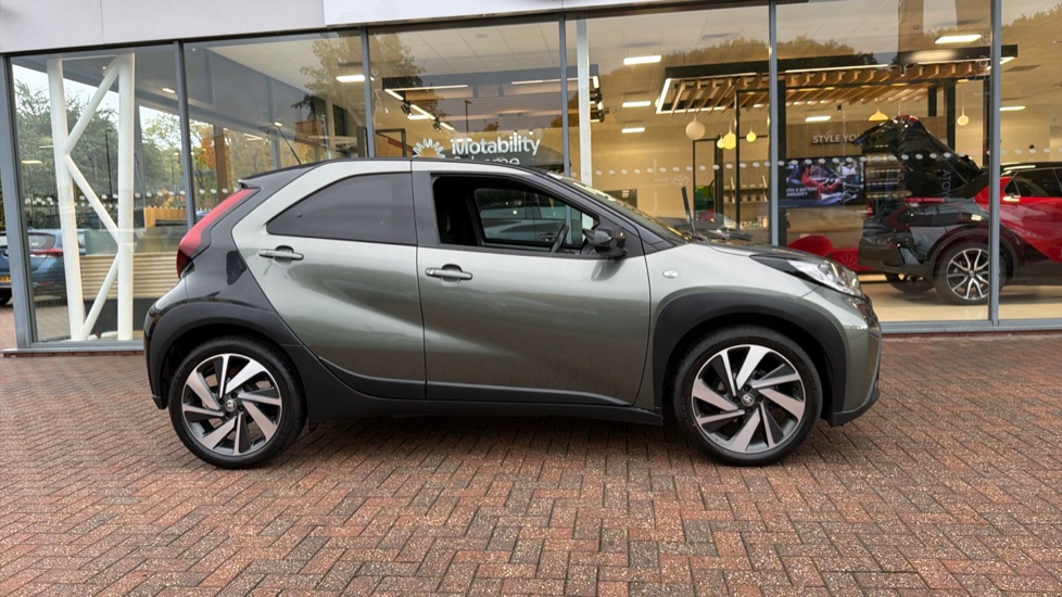 Toyota Aygo X 1.0 VVT-i Edge 5dr Auto Petrol Hatchback - Image 23