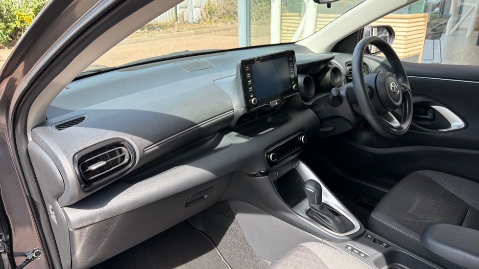 Toyota Yaris 1.5 Hybrid Design 5dr CVT Hybrid Hatchback - Image 44