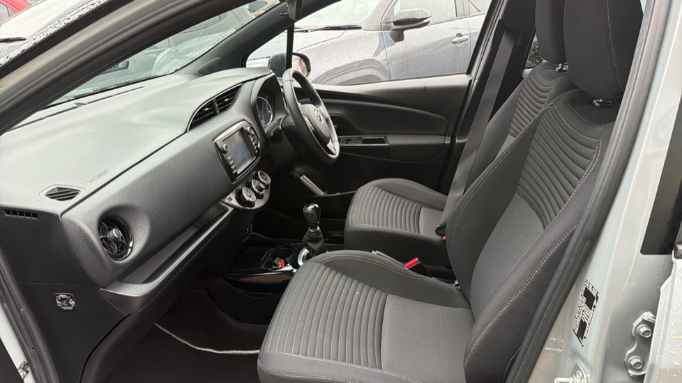 Toyota Yaris 1.5 VVT-i Blue Bi-tone 5dr Petrol Hatchback - Image 5