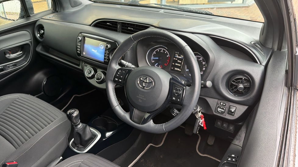 Toyota Yaris 1.5 VVT-i Blue Bi-tone 5dr Petrol Hatchback - Image 6