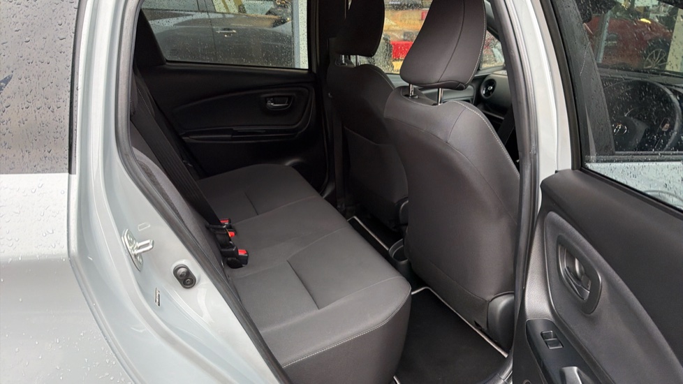 Toyota Yaris 1.5 VVT-i Blue Bi-tone 5dr Petrol Hatchback - Image 8