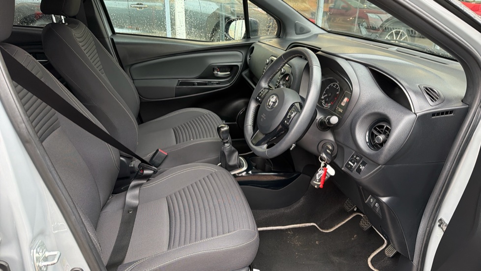 Toyota Yaris 1.5 VVT-i Blue Bi-tone 5dr Petrol Hatchback - Image 12