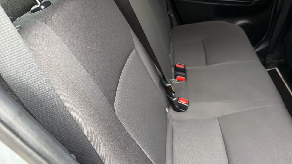 Toyota Yaris 1.5 VVT-i Blue Bi-tone 5dr Petrol Hatchback - Image 14
