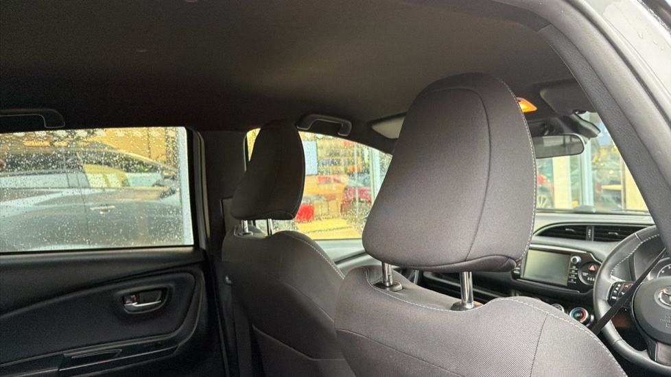Toyota Yaris 1.5 VVT-i Blue Bi-tone 5dr Petrol Hatchback - Image 19
