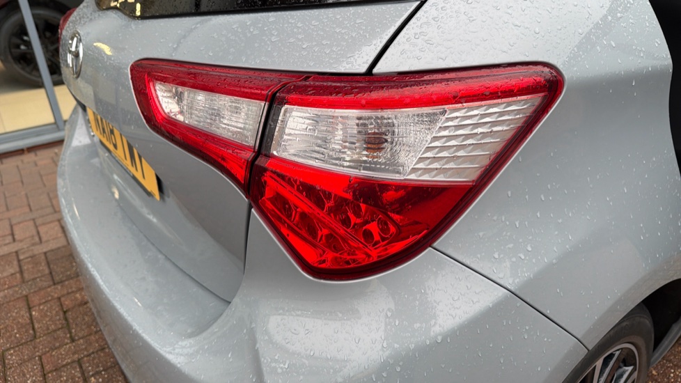 Toyota Yaris 1.5 VVT-i Blue Bi-tone 5dr Petrol Hatchback - Image 21