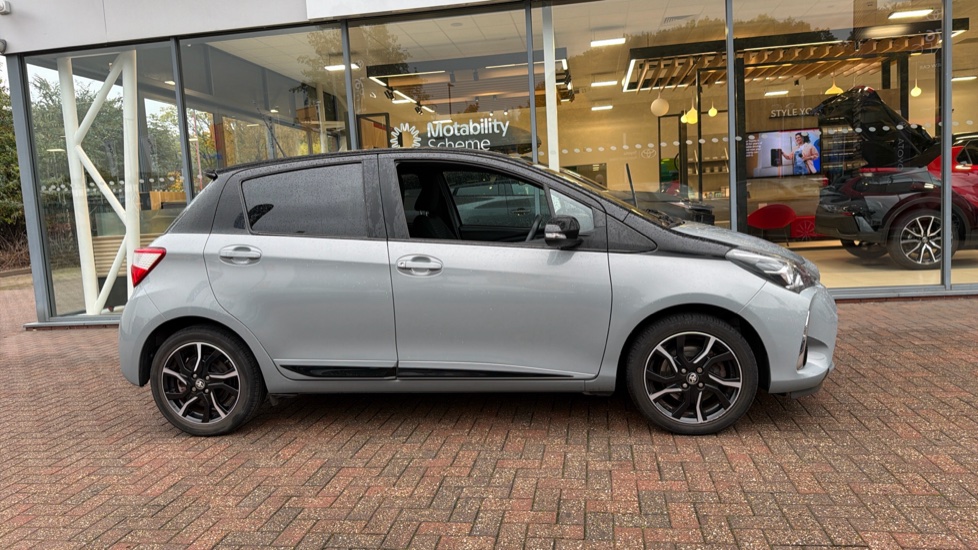 Toyota Yaris 1.5 VVT-i Blue Bi-tone 5dr Petrol Hatchback - Image 23