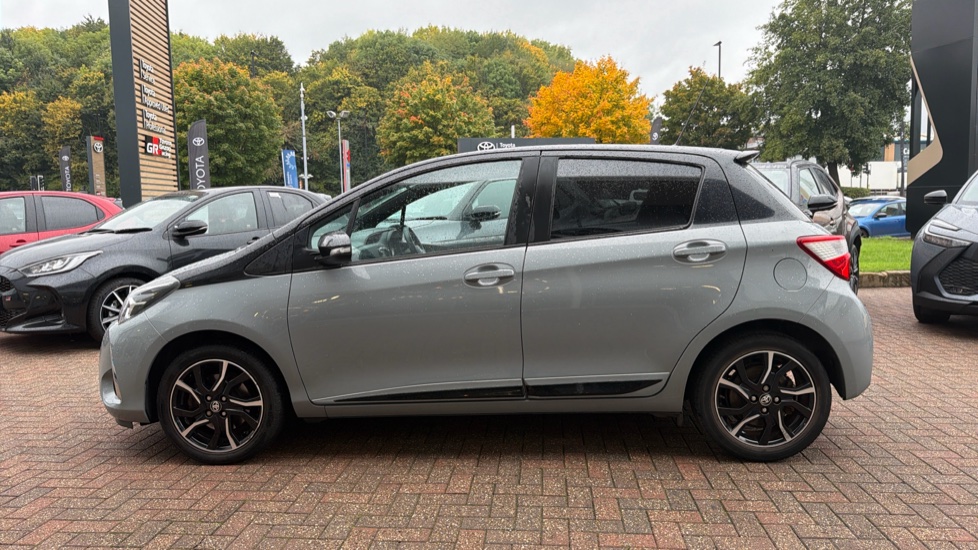 Toyota Yaris 1.5 VVT-i Blue Bi-tone 5dr Petrol Hatchback - Image 24