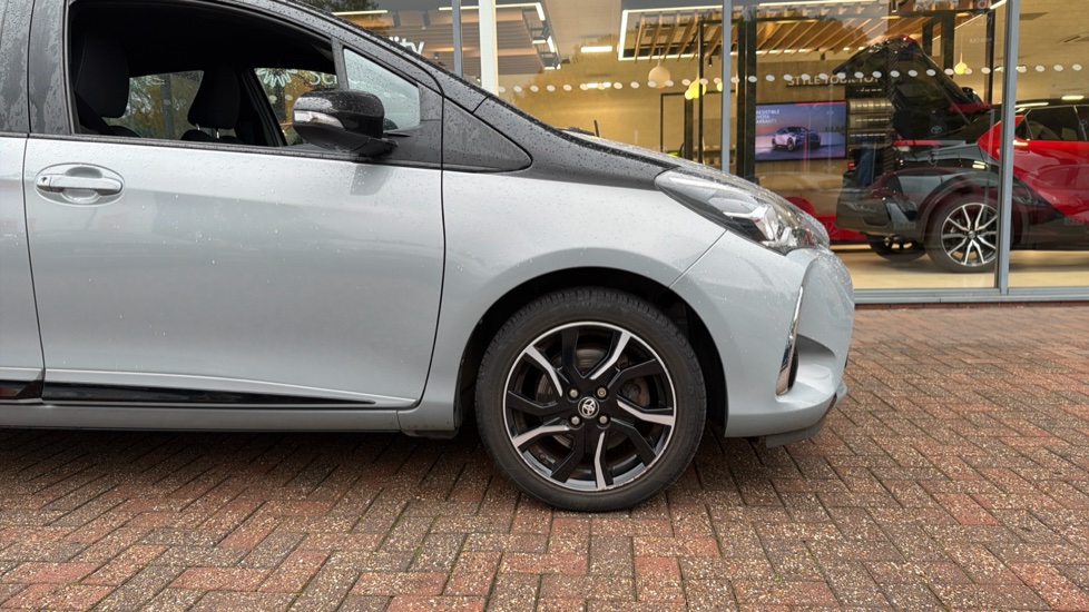Toyota Yaris 1.5 VVT-i Blue Bi-tone 5dr Petrol Hatchback - Image 25