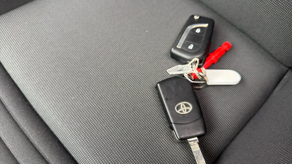 Toyota Yaris 1.5 VVT-i Blue Bi-tone 5dr Petrol Hatchback - Image 28