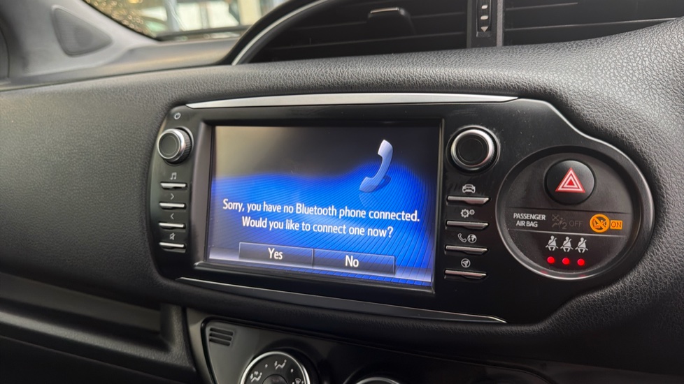 Toyota Yaris 1.5 VVT-i Blue Bi-tone 5dr Petrol Hatchback - Image 29