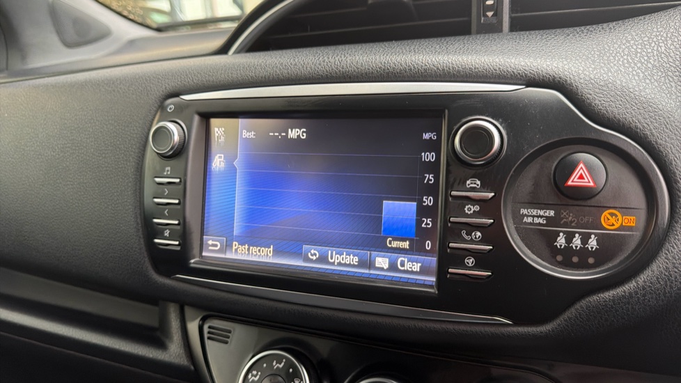 Toyota Yaris 1.5 VVT-i Blue Bi-tone 5dr Petrol Hatchback - Image 30