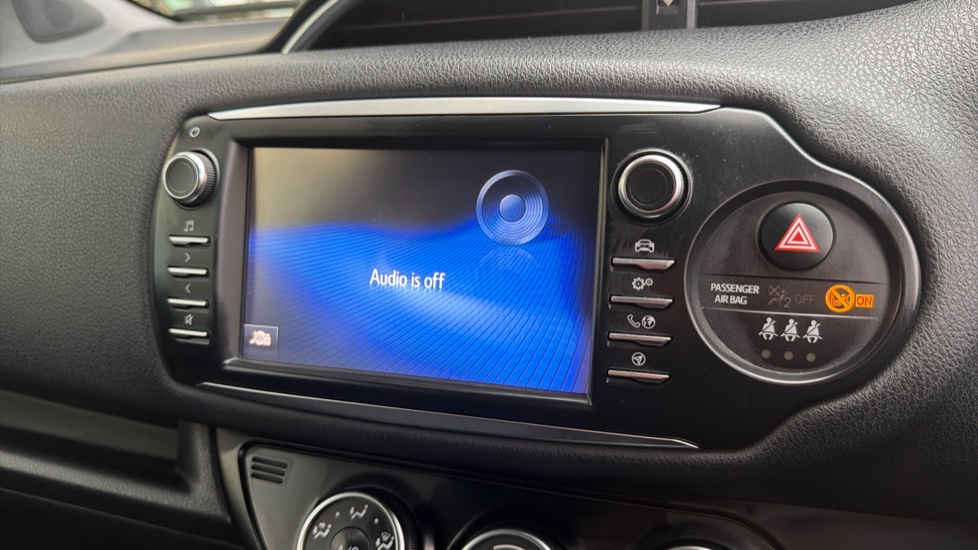 Toyota Yaris 1.5 VVT-i Blue Bi-tone 5dr Petrol Hatchback - Image 32