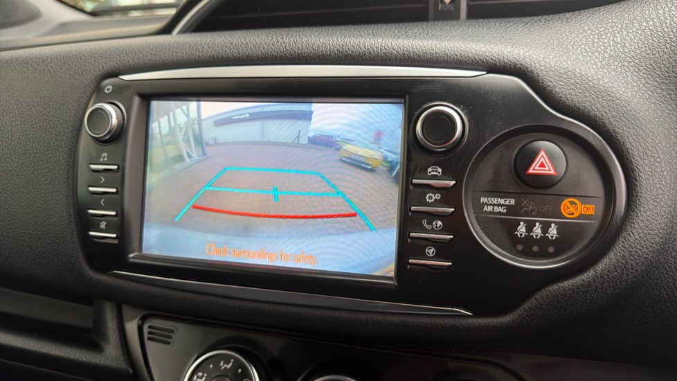 Toyota Yaris 1.5 VVT-i Blue Bi-tone 5dr Petrol Hatchback - Image 33