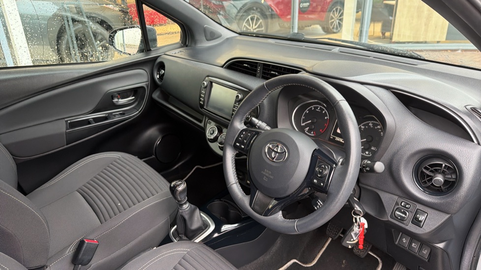 Toyota Yaris 1.5 VVT-i Blue Bi-tone 5dr Petrol Hatchback - Image 34
