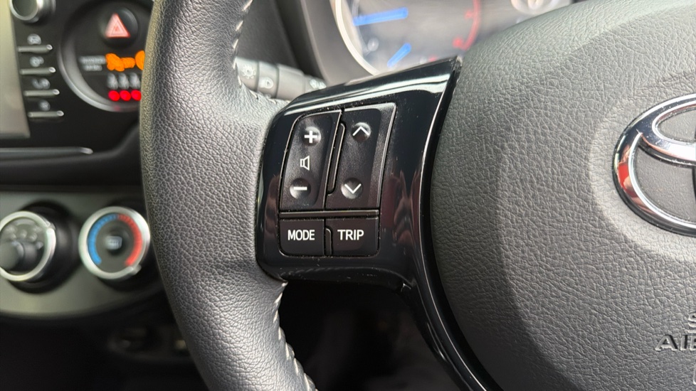 Toyota Yaris 1.5 VVT-i Blue Bi-tone 5dr Petrol Hatchback - Image 36