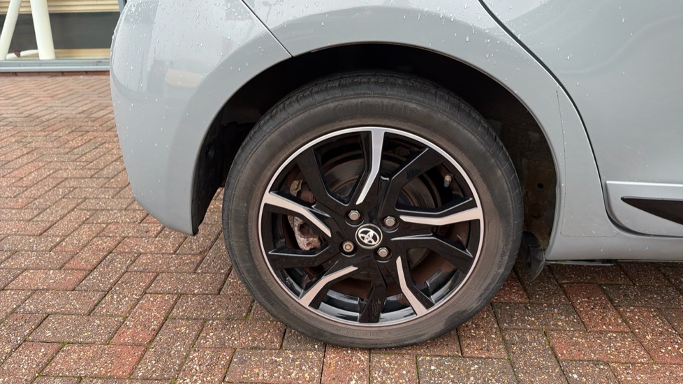 Toyota Yaris 1.5 VVT-i Blue Bi-tone 5dr Petrol Hatchback - Image 42
