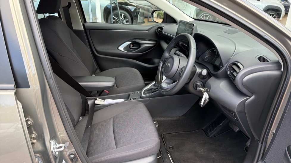 Toyota Yaris 1.5 Hybrid Icon 5dr CVT Hybrid Hatchback - Image 12