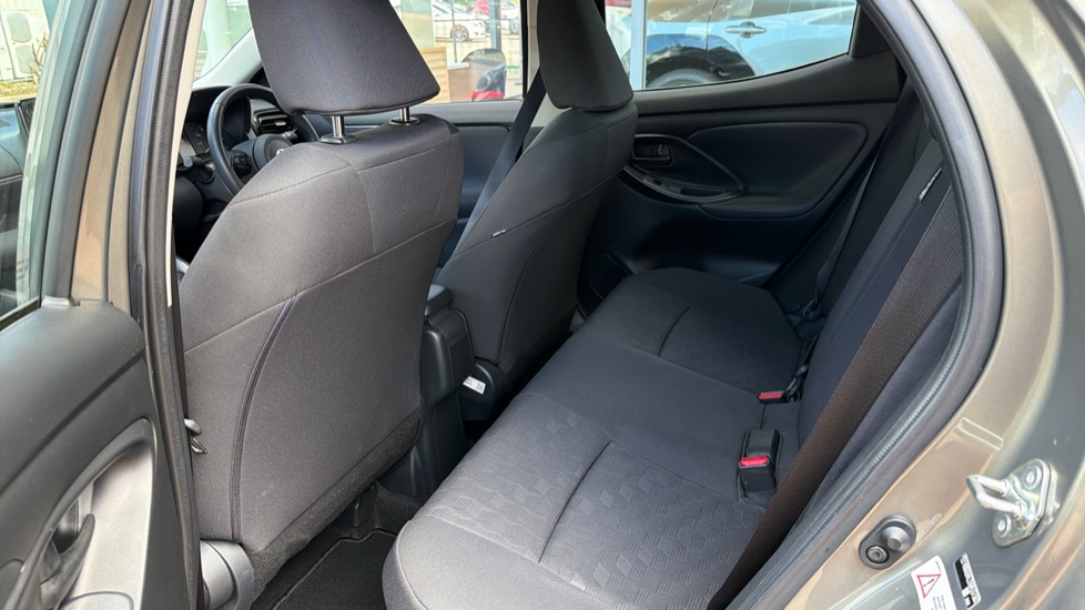 Toyota Yaris 1.5 Hybrid Icon 5dr CVT Hybrid Hatchback - Image 15