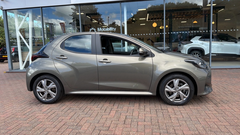 Toyota Yaris 1.5 Hybrid Icon 5dr CVT Hybrid Hatchback - Image 23