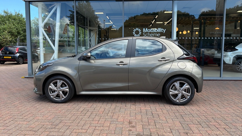 Toyota Yaris 1.5 Hybrid Icon 5dr CVT Hybrid Hatchback - Image 24