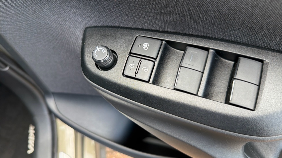 Toyota Yaris 1.5 Hybrid Icon 5dr CVT Hybrid Hatchback - Image 35