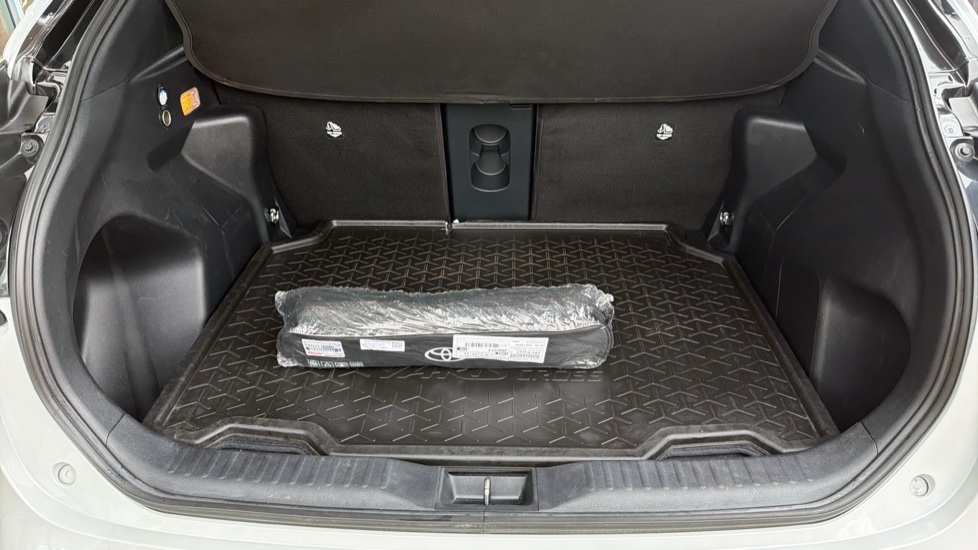Toyota Yaris Cross 1.5 Hybrid GR Sport 5dr CVT Hybrid Estate - Image 13