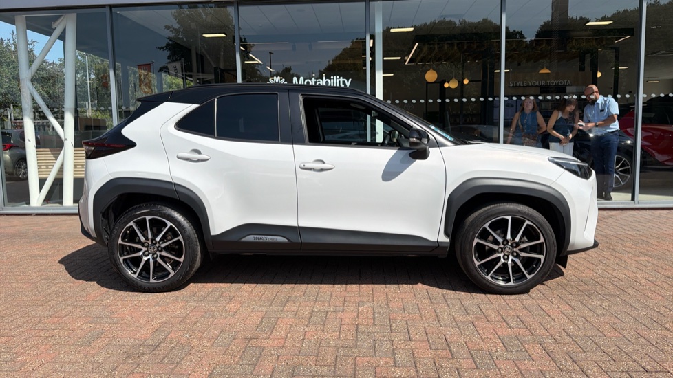 Toyota Yaris Cross 1.5 Hybrid 130 GR Sport 5dr CVT Hybrid Estate - Image 23