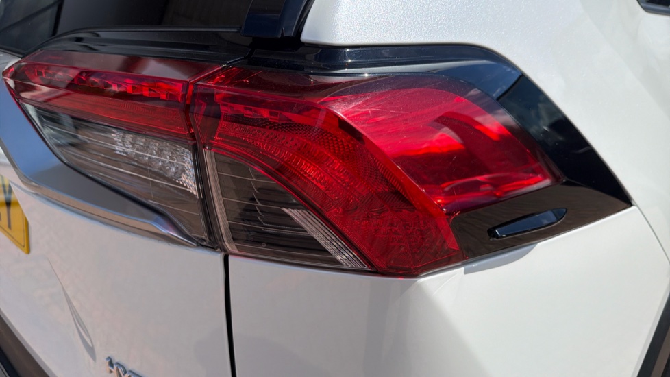 Toyota RAV4 2.5 VVT-i Hybrid Excel TSS 5dr CVT Hybrid Estate - Image 21