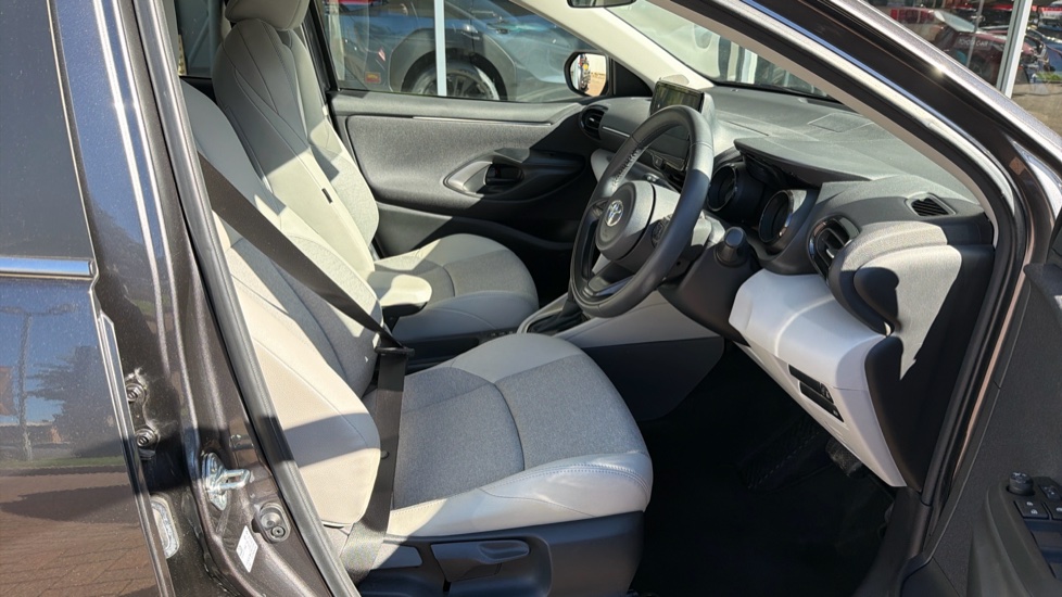 Toyota Yaris 1.5 Hybrid Excel 5dr CVT Hybrid Hatchback - Image 12