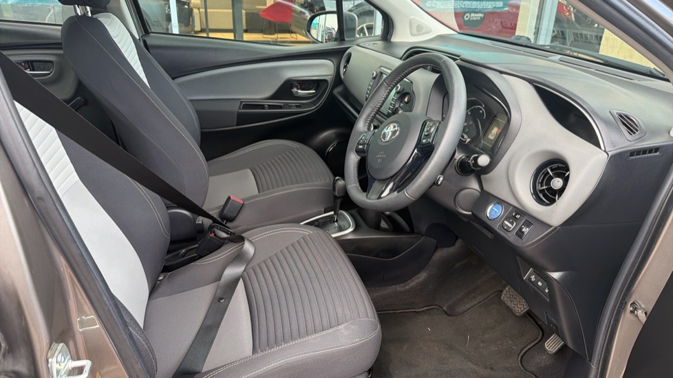 Toyota Yaris 1.5 Hybrid Icon Tech 5dr CVT Hybrid Hatchback - Image 8