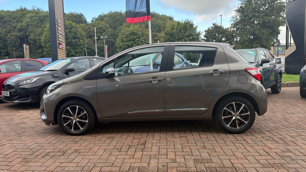 Toyota Yaris 1.5 Hybrid Icon Tech 5dr CVT Hybrid Hatchback - Image 24